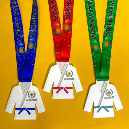 Медаль из акрила с брендированной лентой